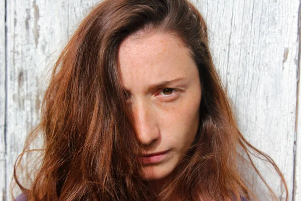 Ženský Portrét Dřevěném Pozadí Mladá Krásná Zrzavá Žena Hezký Obličej — Stock fotografie