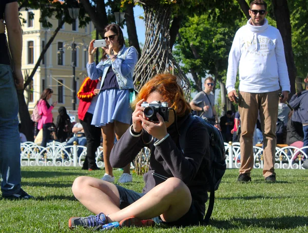 Çimlerin Üzerinde Oturan Insanların Fotoğraflarını Çeken Genç Kadınlar Stanbul Sokakta — Stok fotoğraf