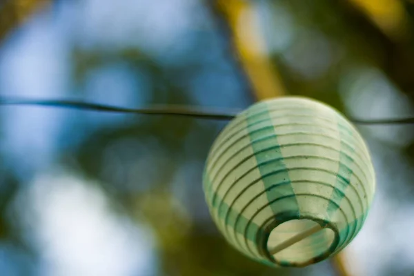 Lanterna Nel Cortile Sullo Sfondo Albero Bokeh Luce Notturna Calda — Foto Stock