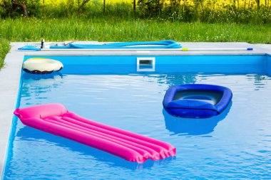 Yüzme havuzu, yaz ve boş havuz, tatil ve tatil, su arka planı. Renkli yaz arkaplanı.