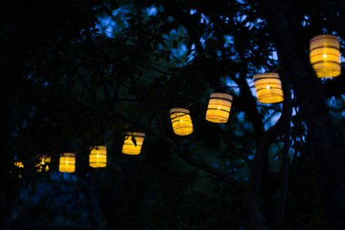 Bahçedeki fener, gece ve ılık ışık, asılı fenerler, doğal ışık, akşam vakti..