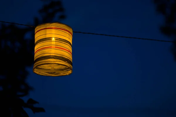 Ліхтар Дворі Ніч Тепле Світло Підвішені Ліхтарі — стокове фото