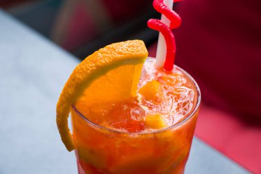 Alkollü kokteyl ve limonata, masada portakal rengi kokteyl.