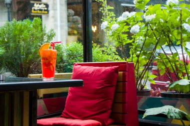 Alkollü kokteyl ve limonata, masada portakal rengi kokteyl.