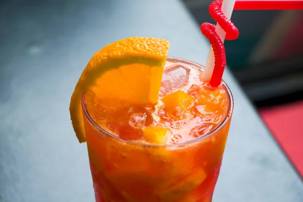 Coquetel Alcoólico Limonada Com Cítricos Coquetel Cor Laranja Mesa — Fotografia de Stock