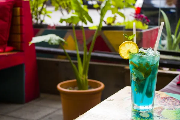Coquetel Azul Com Curaçao Cítricos Bebida Alcoólica Férias Verão Cocktail — Fotografia de Stock
