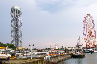BATUMI, GEORGIA - 08 Temmuz 2020: Batum limanı ve limanı, Alfabe kulesi, botlar ve gemiler. Batum 'un şehir manzarası.