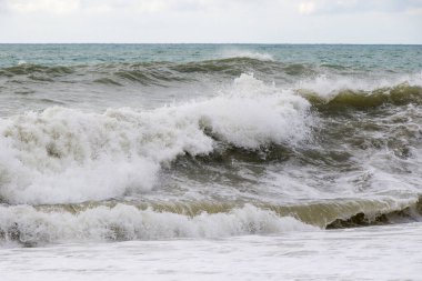 Gürcistan, Batumi 'de fırtınalı dalgalar ve sıçramalar. Fırtınalı Karadeniz. Su arkaplanı.