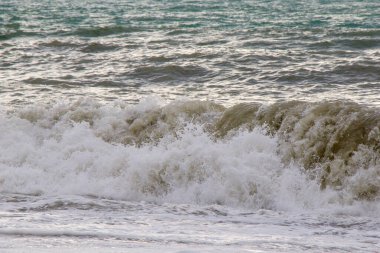 Gürcistan, Batumi 'de fırtınalı dalgalar ve sıçramalar. Fırtınalı Karadeniz. Su arkaplanı.