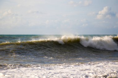 Fırtınalı hava, Batumi, Georgia 'da dalgalar ve sıçramalar. Fırtınalı Karadeniz. Su arkaplanı.