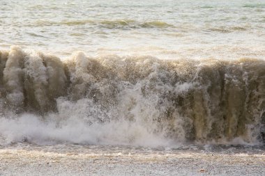 Fırtınalı hava, Batumi, Georgia 'da dalgalar ve sıçramalar. Fırtınalı Karadeniz. Su arkaplanı.