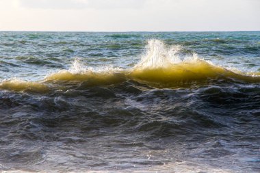 Fırtınalı hava, Batumi, Georgia 'da dalgalar ve sıçramalar. Fırtınalı Karadeniz. Su arkaplanı.