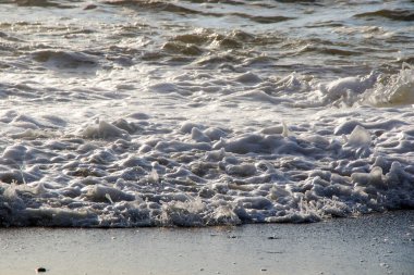 Fırtınalı hava, Batumi, Georgia 'da dalgalar ve sıçramalar. Fırtınalı Karadeniz. Su arkaplanı.