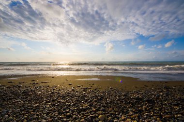 Fırtınalı hava, Batumi, Georgia 'da dalgalar ve sıçramalar. Fırtınalı Karadeniz. Su arkaplanı.