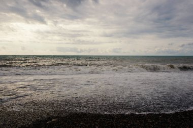 Fırtınalı hava, Batumi, Georgia 'da dalgalar ve sıçramalar. Fırtınalı Karadeniz. Su arkaplanı.