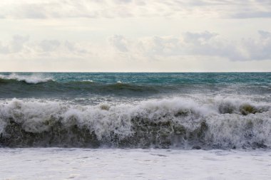 Fırtınalı hava, Batumi, Georgia 'da dalgalar ve sıçramalar. Fırtınalı Karadeniz. Su arkaplanı.
