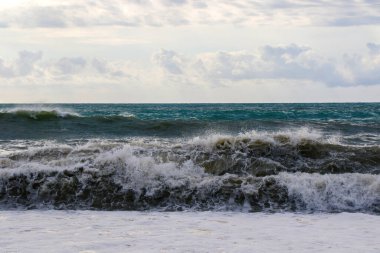 Fırtınalı hava, Batumi, Georgia 'da dalgalar ve sıçramalar. Fırtınalı Karadeniz. Su arkaplanı.