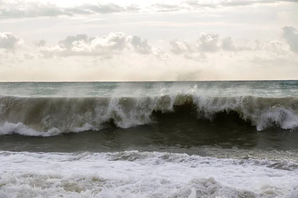 格鲁吉亚巴统的暴风雨天气 海浪和水花 暴风雨般的黑海 水的背景 — 图库照片