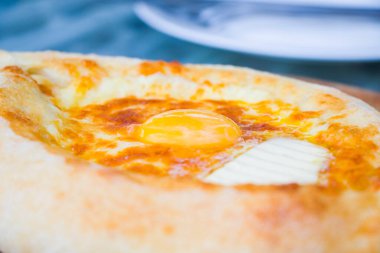 Gürcistan 'ın Batumi kentindeki Adjaruli khachapuri, geleneksel Gürcistan yemekleri, mutfağı ve gastronomisi. Lezzetli ve lezzetli..