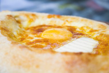 Gürcistan 'ın Batumi kentindeki Adjaruli khachapuri, geleneksel Gürcistan yemekleri, mutfağı ve gastronomisi. Lezzetli ve lezzetli..