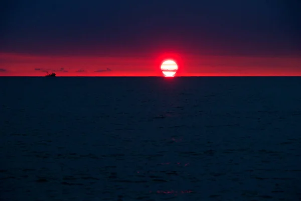 Sonnenuntergang Schwarzen Meer Große Rote Sonne Und Blaues Meer Batumi — Stockfoto