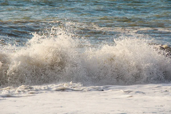 Θάλασσα Και Κύματα Θυελλώδης Καιρός Κύματα Και Πιτσιλιές Στο Μπατούμι — Φωτογραφία Αρχείου