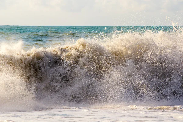 在格鲁吉亚巴统 暴风雨 海浪和飞溅 暴风雨般的黑海 水的背景 — 图库照片