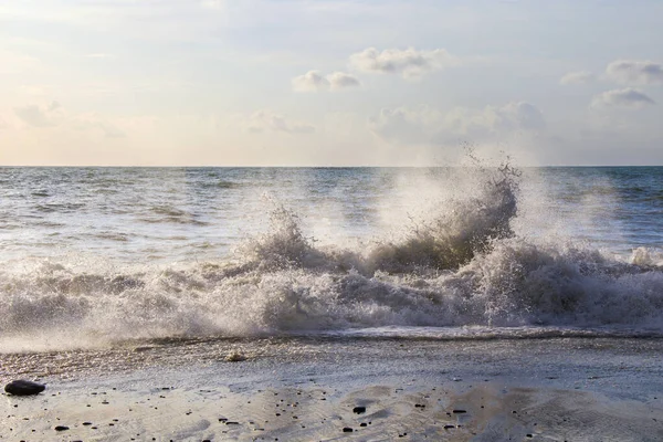 바투미 에서는 바다와 폭풍우치는 물보라가 있었다 폭풍우치는 — 스톡 사진