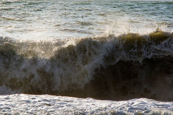 海と波 波とバトゥミ ジョージア州でのスプラッシュ ストーミー ブラック 水の背景 — ストック写真