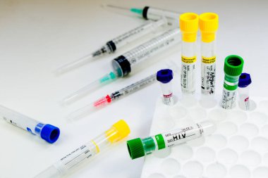 HIV ve AIDS enfeksiyon testi, doktorlar yüz ve el tüplerinde mavi arka planda kan var. Stüdyo çekimi.