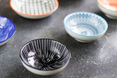 Siyah arka planda renkli kaseler, stüdyo çekimi.