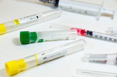 Beyaz arka planda kan testi boş tüp örnekleri, stüdyo çekimi. Renkli tüpler, isim, tarih ve test.