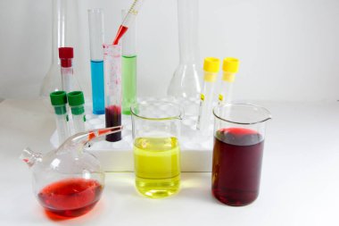 Laboratuvar kimyasal sıvı elementleri ve araştırma teşhisleri steril tablodaki aletler ve nesneler, cam eşyalar ve pipette. Stüdyo çekimi.