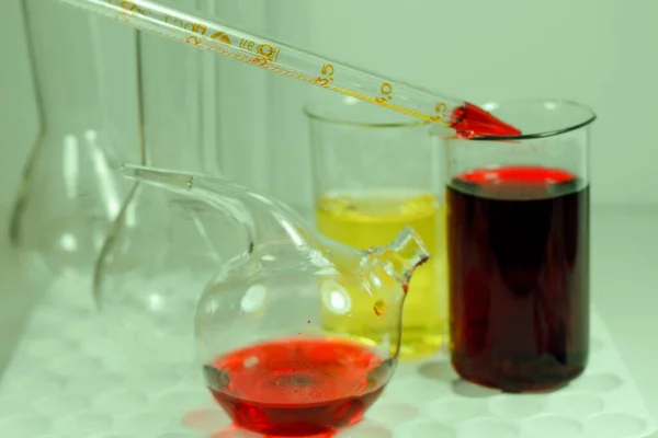 Elementos Líquidos Químicos Laboratório Diagnósticos Pesquisa Instrumentos Objetos Mesa Estéril — Fotografia de Stock