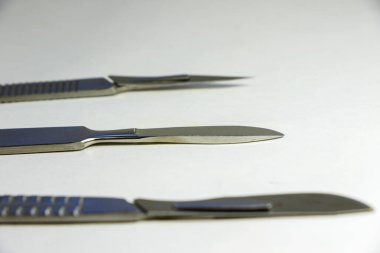 İnceleme kiti, ameliyat bıçağı. Anatomi, Biyoloji, Veterinerlik ve Neşter Bıçaklı Deniz Biyolojisi öğrencileri için kaliteli Paslanmaz Çelik Aletler. Kurbağaları parçalamak için dahil. Cerrahi aletler.