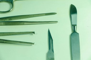 İnceleme kiti - Anatomi, Biyoloji, Veterinerlik öğrencileri için kaliteli paslanmaz çelik aletler, Neşter Bıçaklı Deniz Biyolojisi Kurbağaları parçalamak için de dahil. Cerrahi aletler.