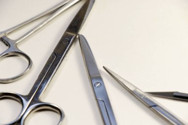 İnceleme kiti - Anatomi, Biyoloji, Veterinerlik öğrencileri için kaliteli paslanmaz çelik aletler, Neşter Bıçaklı Deniz Biyolojisi Kurbağaları parçalamak için de dahil. Cerrahi aletler.