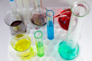 Steril tabloda laboratuvar kimyasal sıvı elementler ve araştırma teşhisleri, aletler ve nesneler, cam eşyalar ve pipette..