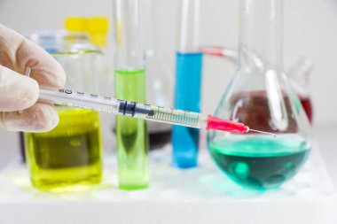 Diyabet aşısı, sıvı insülin iğnesi, laboratuvar teşhisleri. Doktorlar ellerinde iğne tutuyorlar..