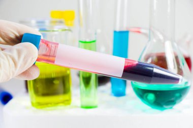 İsimsiz kan testi tüpü örneği, metin için boş alan, laboratuvar arka planı, kopyalama yapıştırıcısı.