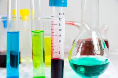 İsimsiz kan testi tüpü örneği, metin için boş alan, laboratuvar arka planı, kopyalama yapıştırıcısı.