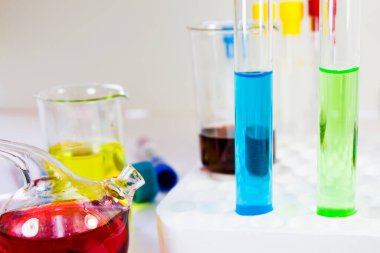 Steril tabloda laboratuvar kimyasal sıvı elementler ve araştırma teşhisleri, aletler ve nesneler, cam eşyalar ve pipette..