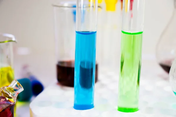 Laboratóriumi Kémiai Folyékony Elemek Kutatási Diagnosztikák Műszerek Tárgyak Steril Asztalban — Stock Fotó