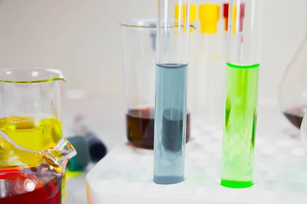 Steril Tabloda Laboratuvar Kimyasal Sıvı Elementler Araştırma Teşhisleri Aletler Nesneler — Stok fotoğraf