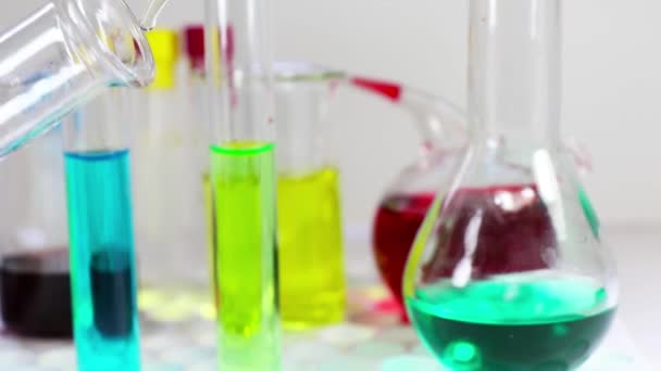滅菌テーブル ガラス製品内の研究室の化学液体要素と研究診断 機器やオブジェクト — ストック動画