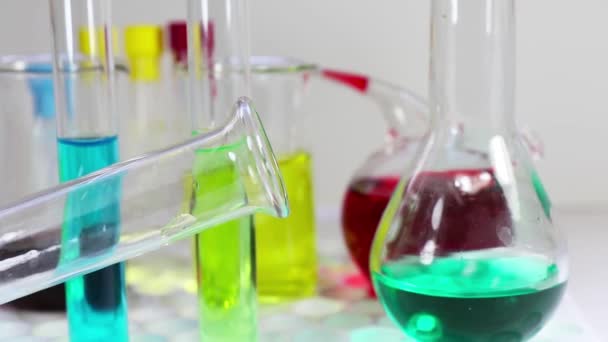 化验室化学液体元件和研究诊断 无菌桌子上的仪器和物品 玻璃器皿 — 图库视频影像