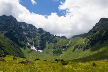 Svaneti, Georgia 'daki dağlar manzara ve manzara, yaz tatilleri ve yürüyüş