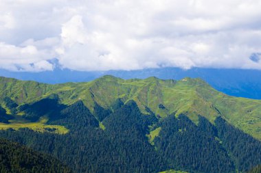 Svaneti, Georgia 'daki dağlar manzara ve manzara, yaz tatilleri ve yürüyüş