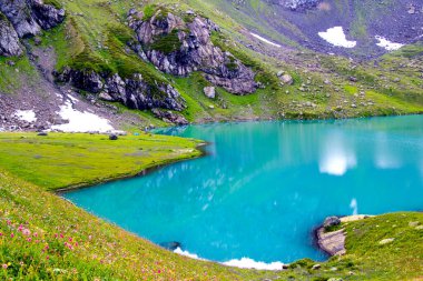 Alp Dağı gölü manzarası ve manzarası, mavi güzel ve şaşırtıcı göl manzarası, geniş açı mercek manzarası ve Svaneti, Georgia 'daki Okhrotskhali' de dağ yansımaları..