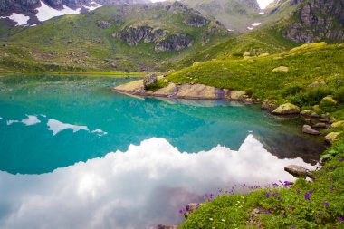 Alp Dağı gölü manzarası ve manzarası, mavi güzel ve şaşırtıcı göl manzarası, geniş açı mercek manzarası ve Svaneti, Georgia 'daki Okhrotskhali' de dağ yansımaları..